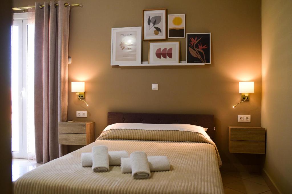 科林斯瓦西利奥斯马里诺斯旅馆的一间卧室配有带毛巾的床