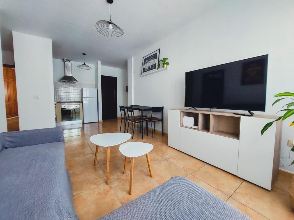 圣巴尔托洛梅Acogedor apartamento Besos de Elah的客厅配有电视和桌椅
