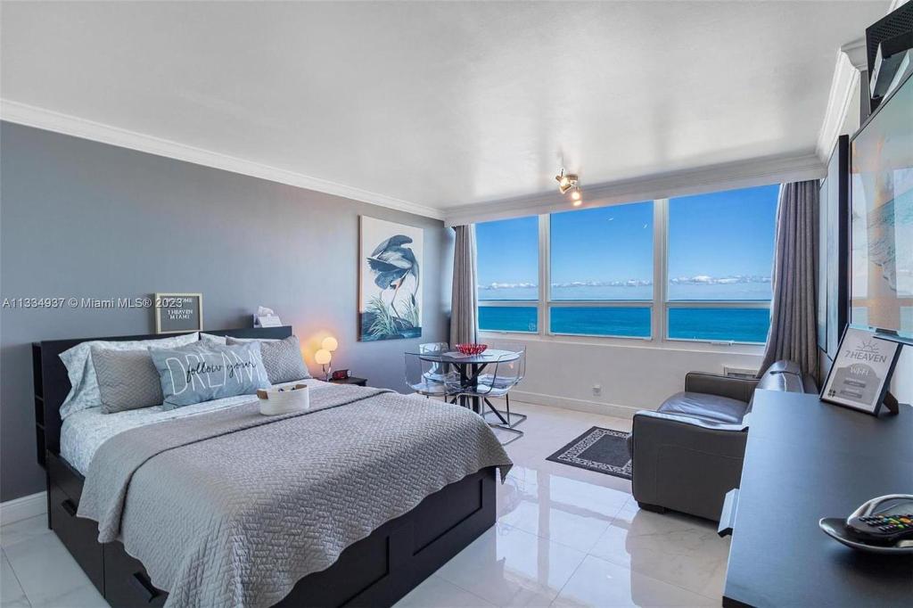 迈阿密海滩7th - 7 Heaven Miami - Stunning Ocean View - Free Parking的一间带大床的卧室,享有海景