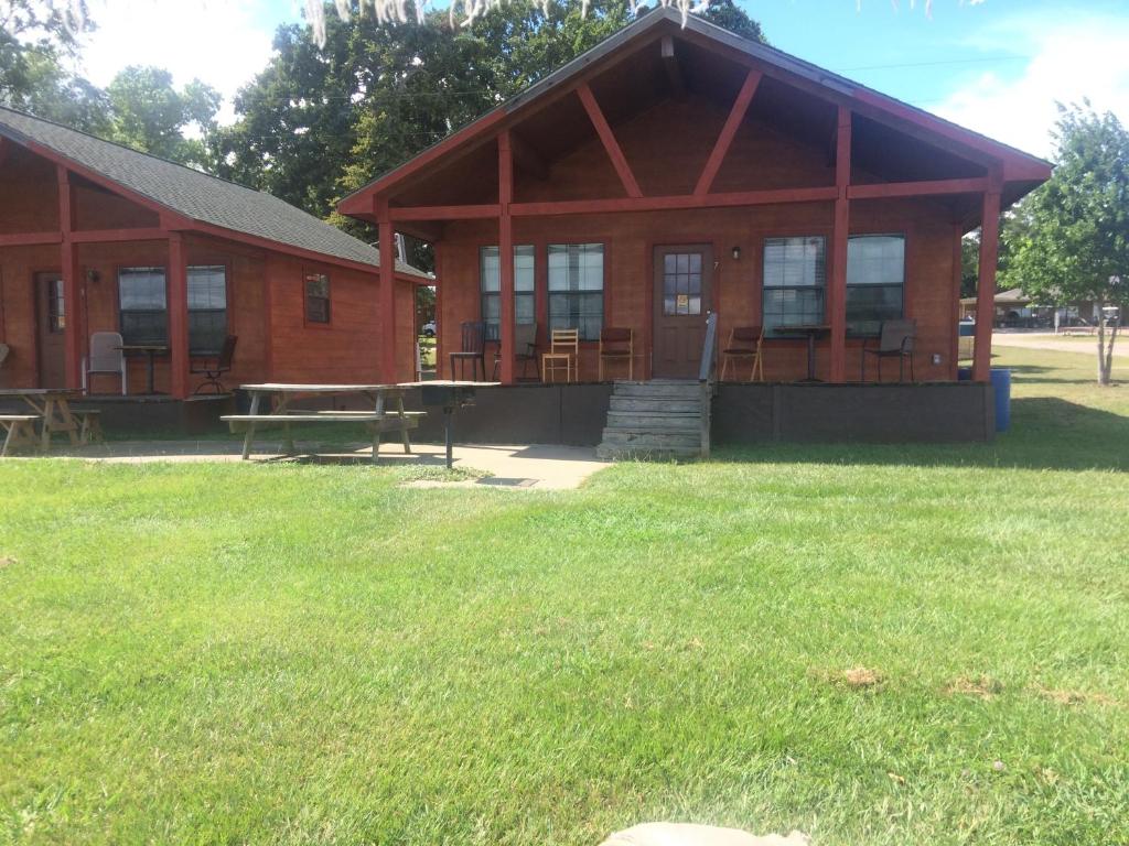 TrinityOutback Campground and Marina的前面有一张野餐桌的建筑