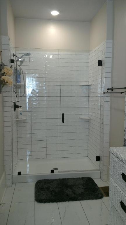 RussellvilleGovernor's Corner Bed & Breakfast的浴室里设有玻璃门淋浴