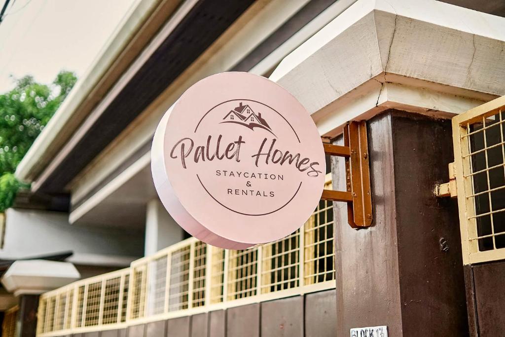 伊洛伊洛Pallet Homes - Gran Plains的房屋一侧的标志