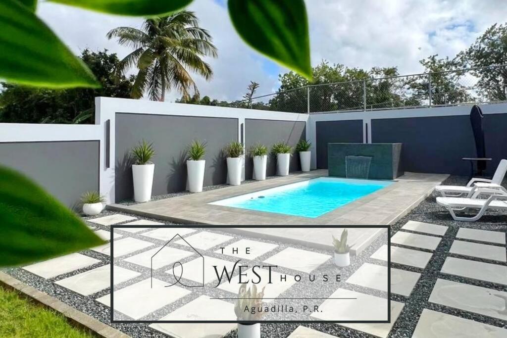 阿瓜迪亚The West House Pool Home in Aguadilla, Puerto Rico的别墅后院的游泳池