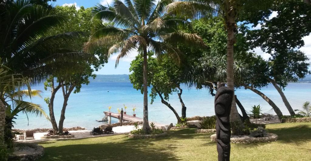 维拉港天堂湾度假酒店的享有棕榈树海滩和大海的景色