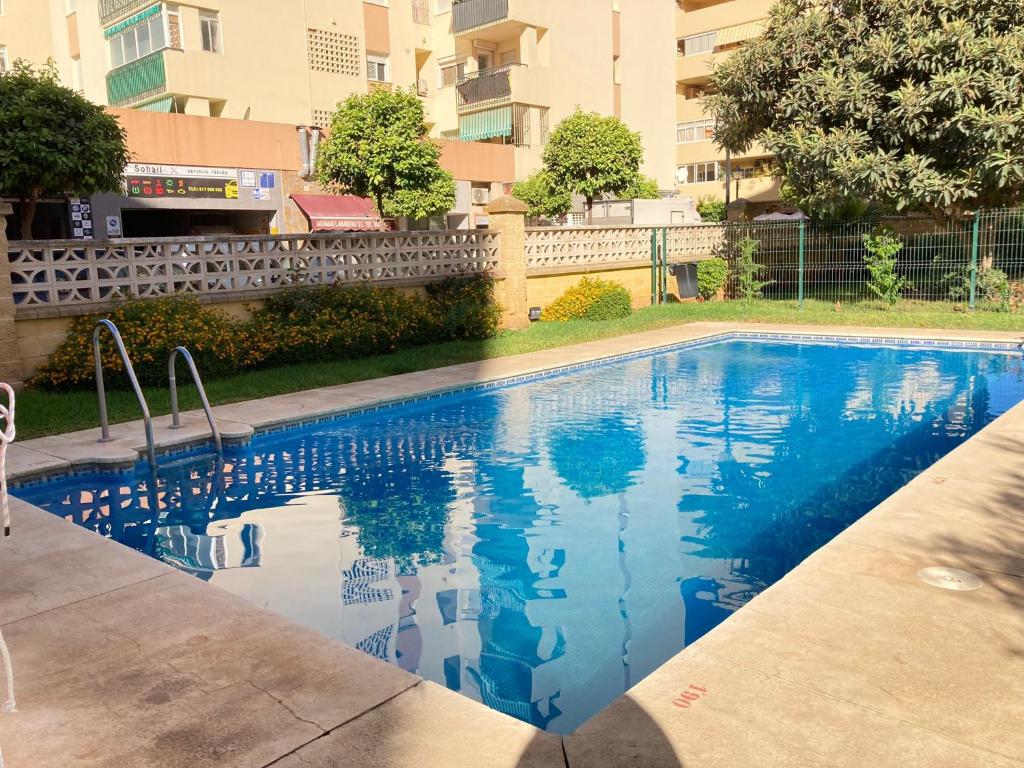 福恩吉罗拉Burgos 2 Terrace, pool, parking by 10ToSea的大楼前的蓝色海水游泳池