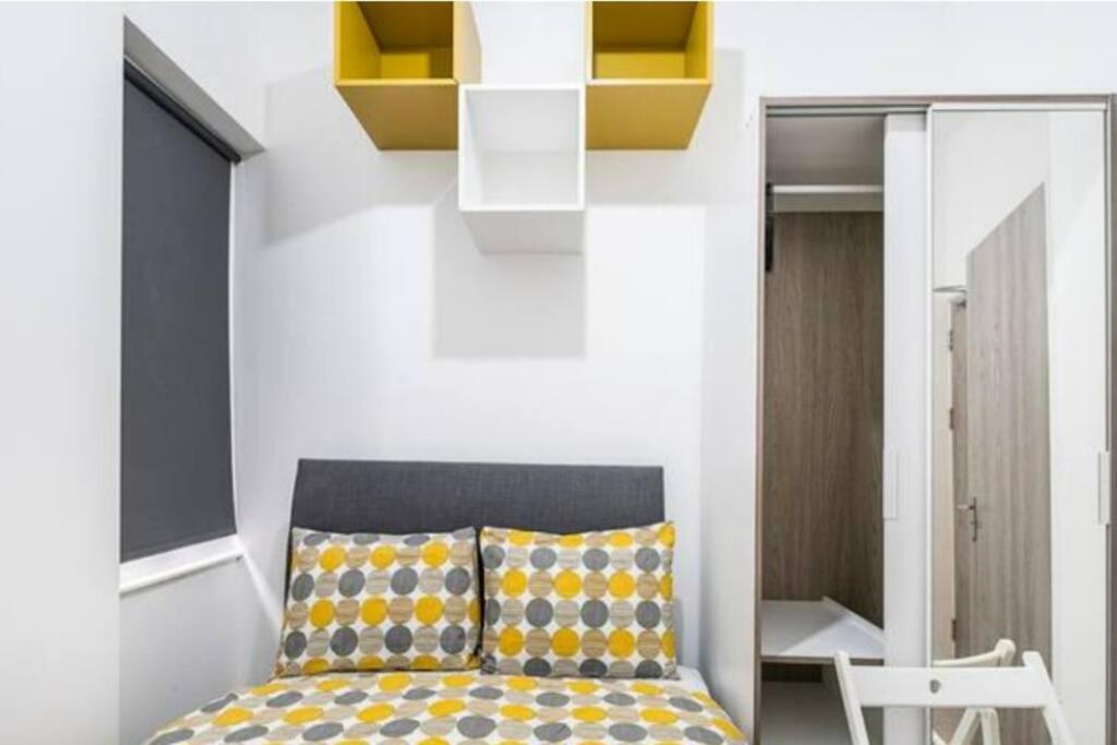 伦敦Boutique Modern Hotel Room For Two Near Tube And Bus Stations的一间卧室配有一张带黄色和白色枕头的床