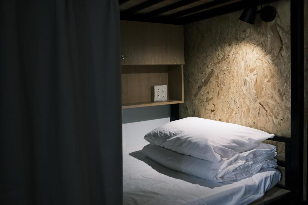 小琉球岛有一间森林民宿的一间卧室配有带白色枕头的床
