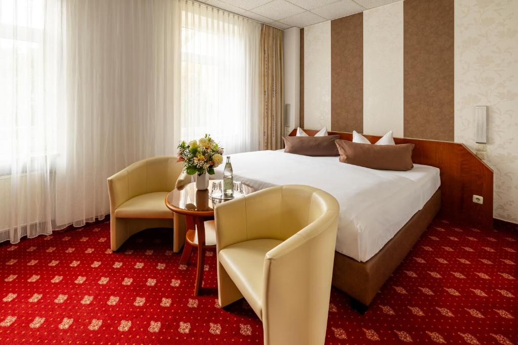 莱比锡柏林酒店的酒店客房带一张床、一张桌子和椅子
