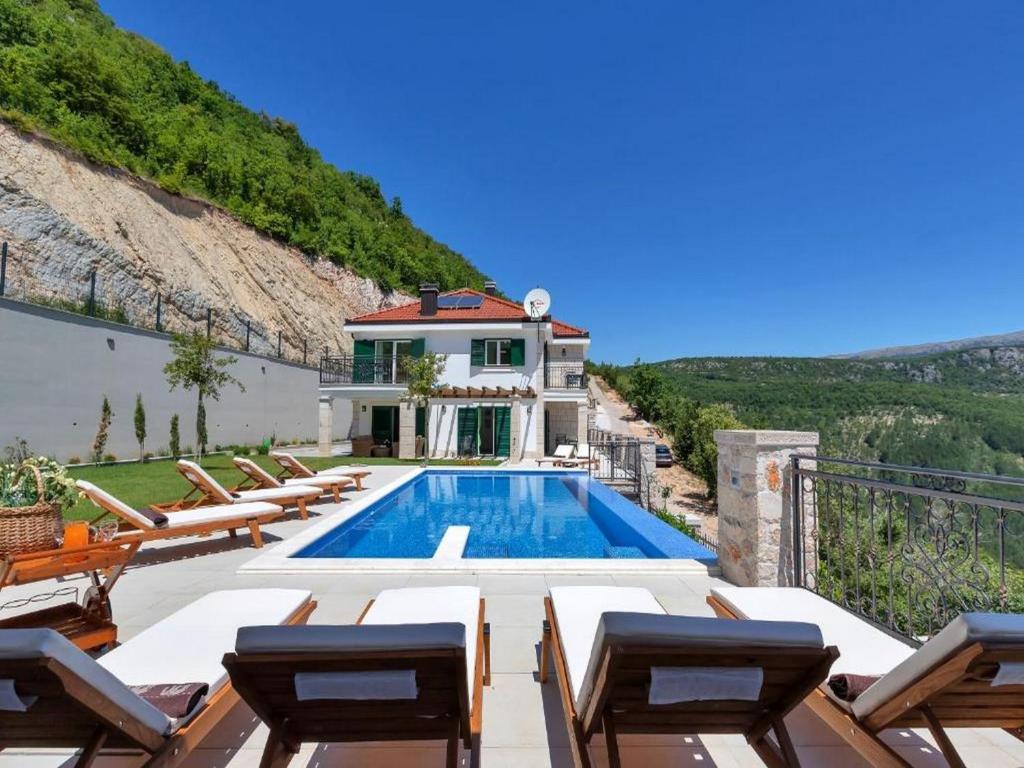 StudenciVilla Finca Lazeta的别墅 - 带游泳池和一些椅子