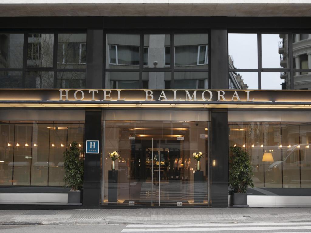 巴塞罗那巴尔莫勒尔酒店的带有读取酒店门房标志的酒店大楼