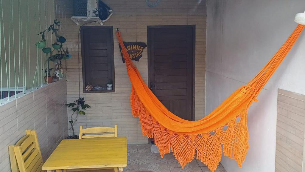 特赖里Casinha guagiru的房子边的橙色吊床