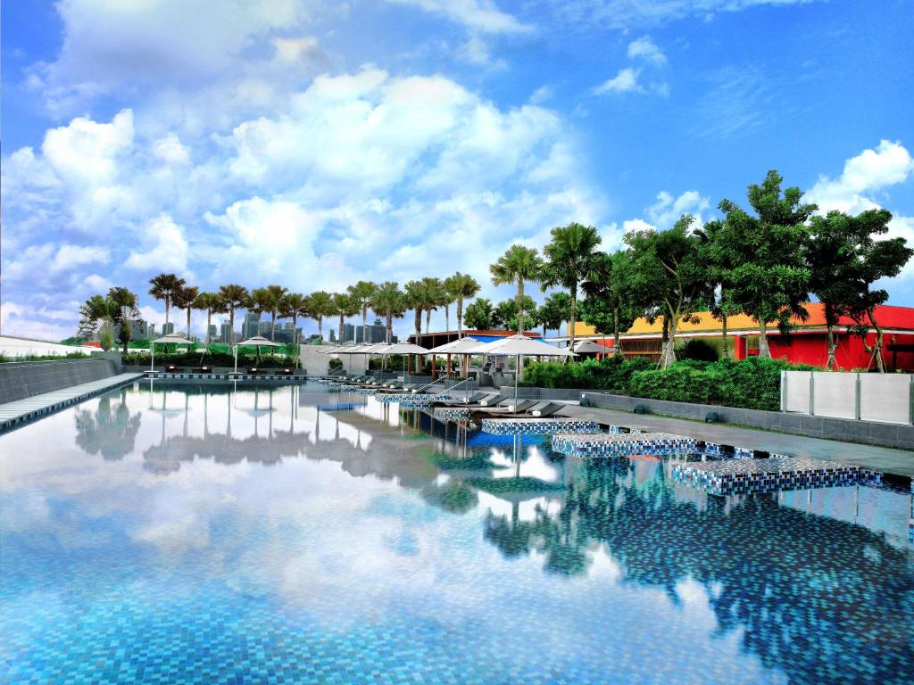 新加坡One Farrer Hotel的棕榈树和云天的海水游泳池