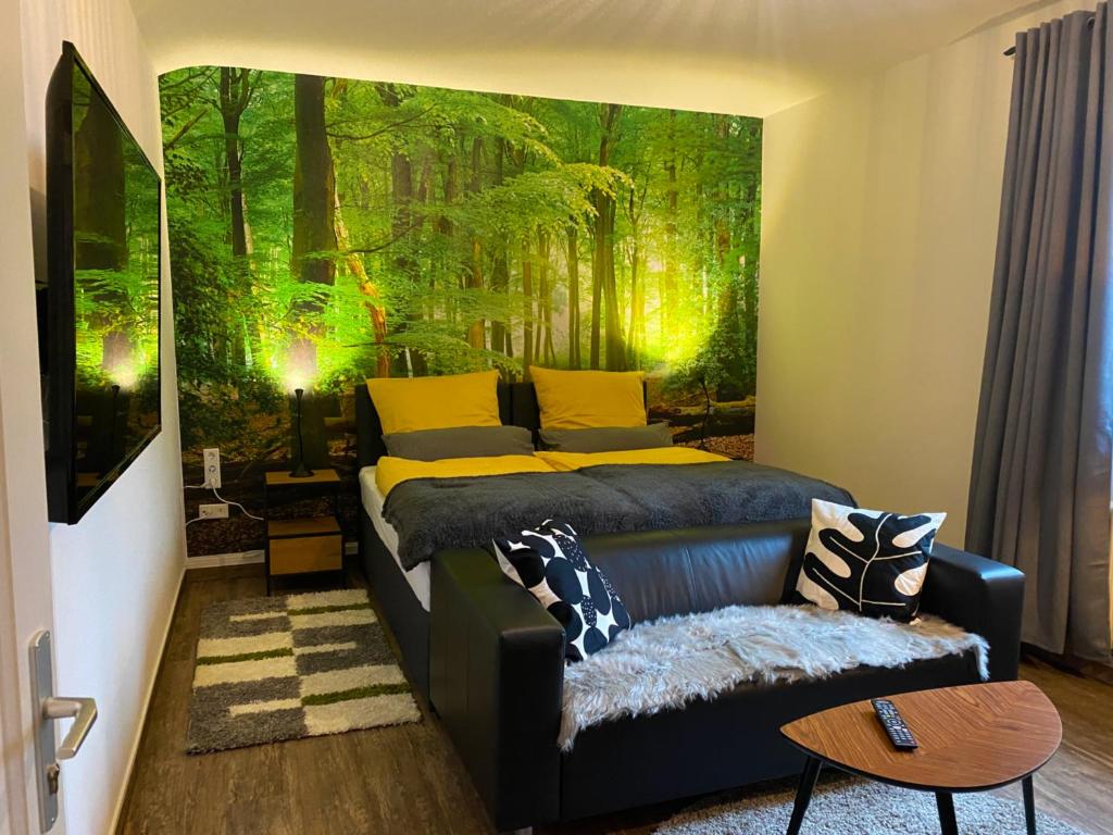 比勒费尔德Wood-Appartement的客厅配有床和沙发