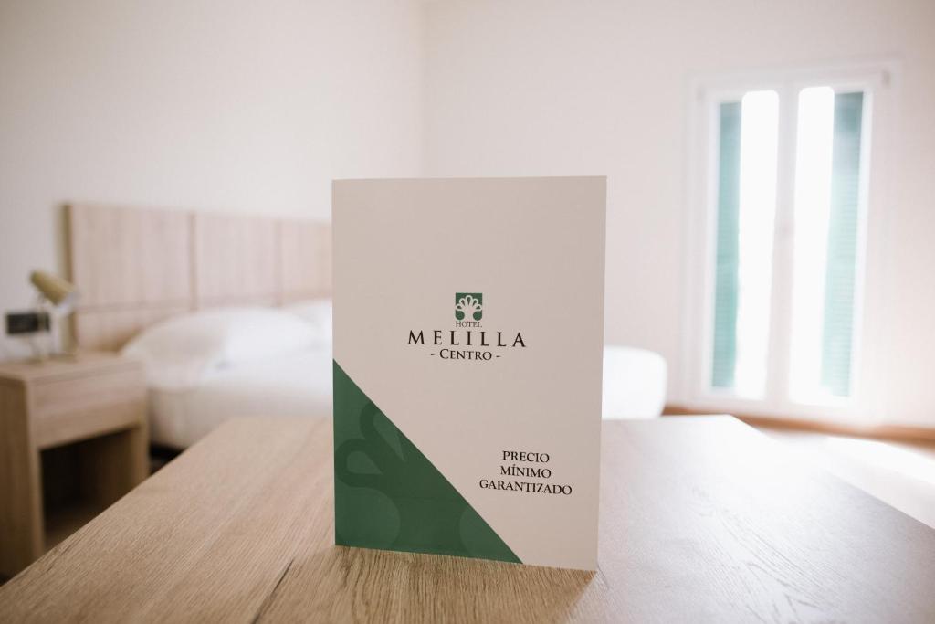 梅利利亚Melilla Centro Hotel ***的木桌上方的白色盒子