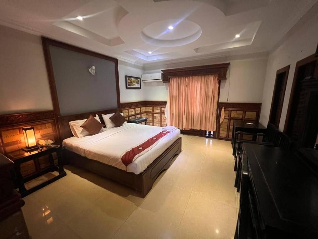 暹粒Beat Hotel Siem Reap的酒店客房设有床和窗户。