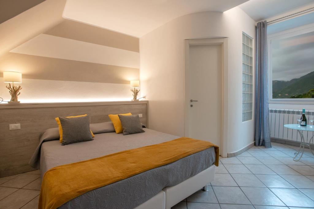 马纳罗拉Casa Vacanze Da Paulin的一间带床的卧室,位于带窗户的房间内