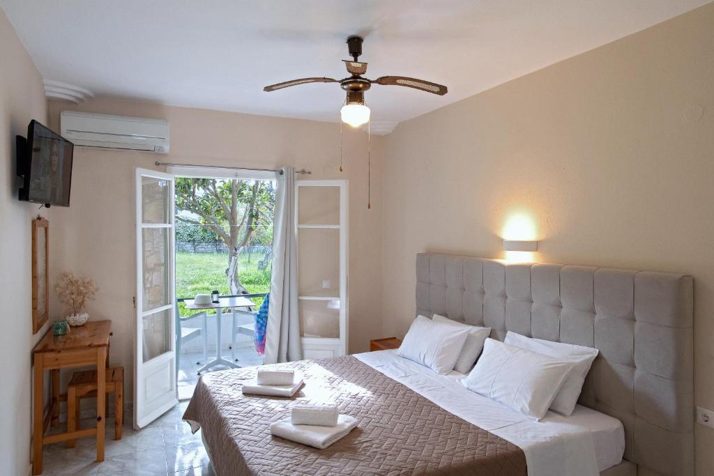 卡西奥皮达马斯基斯一室公寓的一间卧室设有一张床,并有通往庭院的门