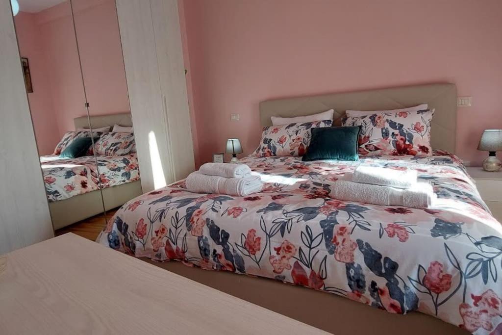 地拉那Cozy sunlit apartment with scenic balcony view的一间卧室设有两张床和一张大床