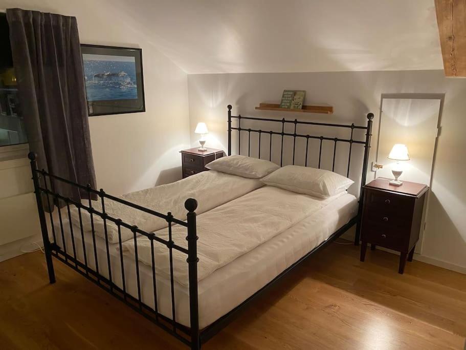 瓦尔德Rooftop view apartment的一间卧室配有一张带2个床头柜的大床