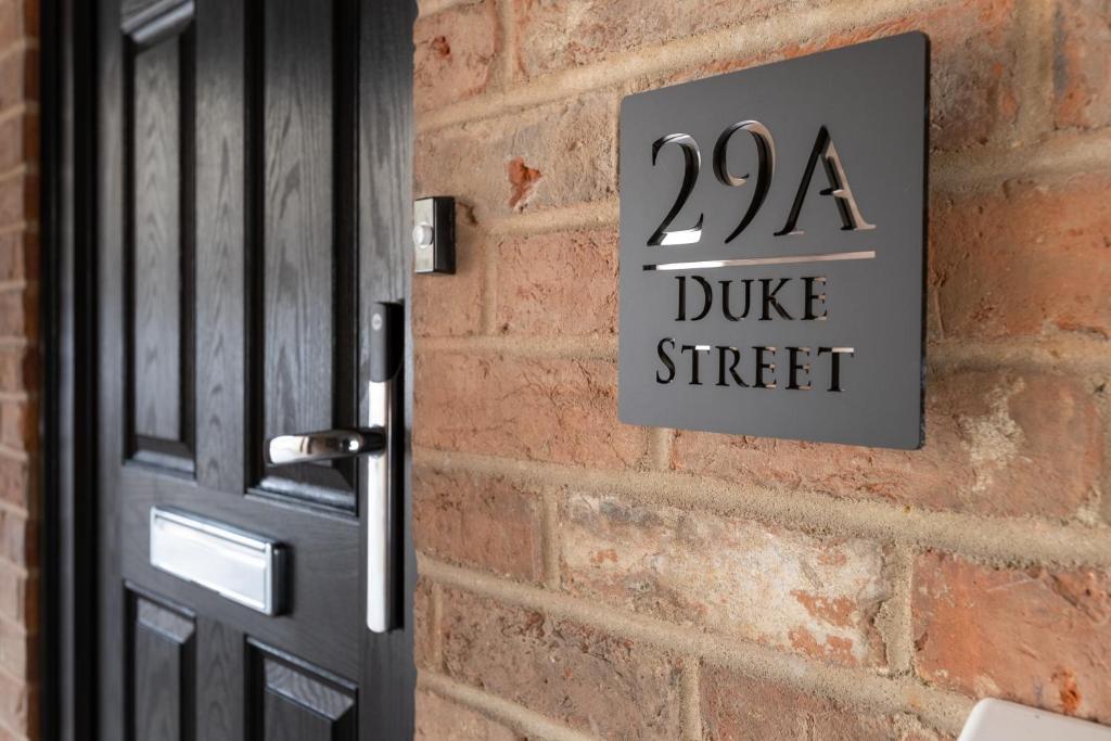特罗布里奇The Duke的带有读公爵街标志的门