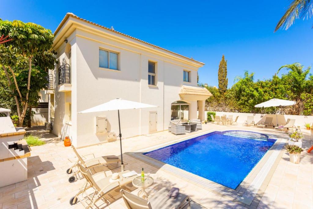帕拉利米尼Villa Andree的一座带游泳池和房子的别墅