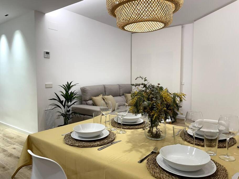 帕拉莫斯Apartamento nuevo céntrico frente al mar en Palamós的用餐室配有带盘子和玻璃杯的桌子