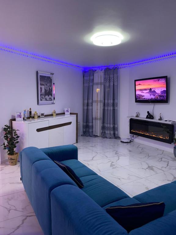 阿让特伊appartement luxueux 70m2, 2 chambres的客厅配有蓝色的沙发和电视