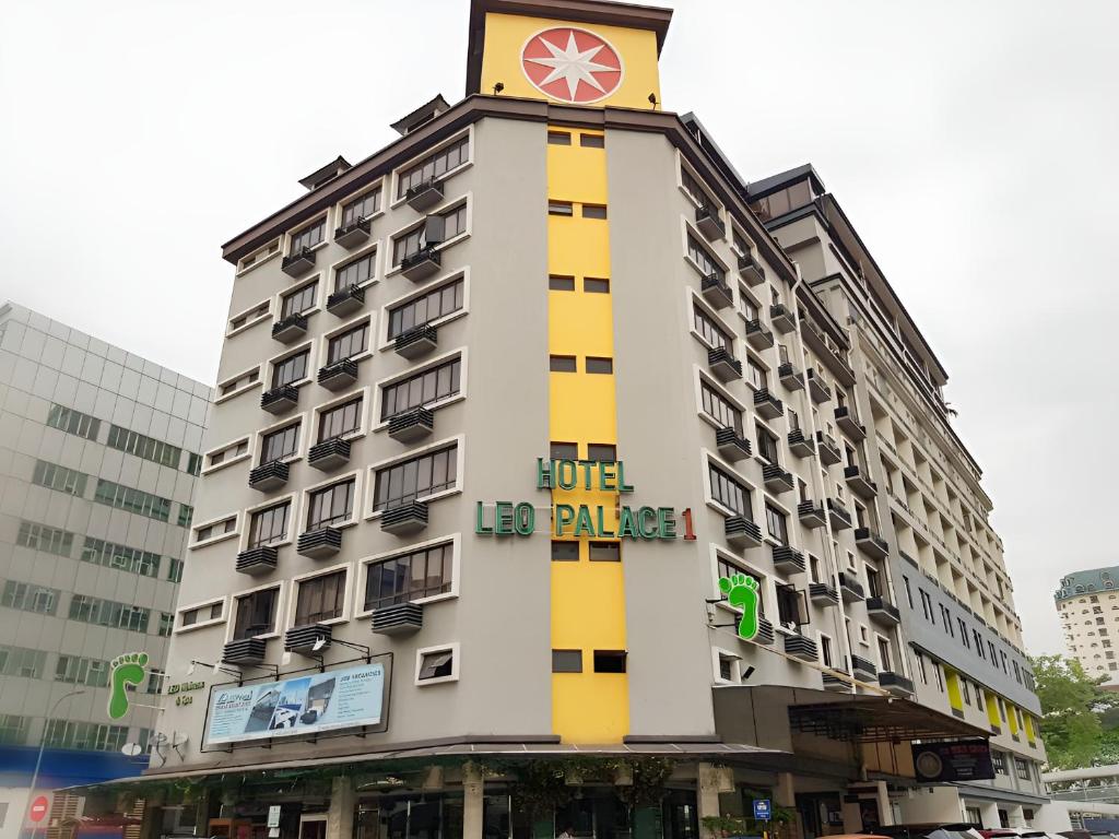 吉隆坡利奥宫殿酒店的一座建筑的顶部有一个钟楼