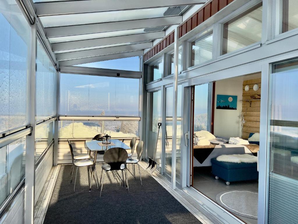 鲁卡Hotel Arctic Zone的客房设有带桌椅的阳台。