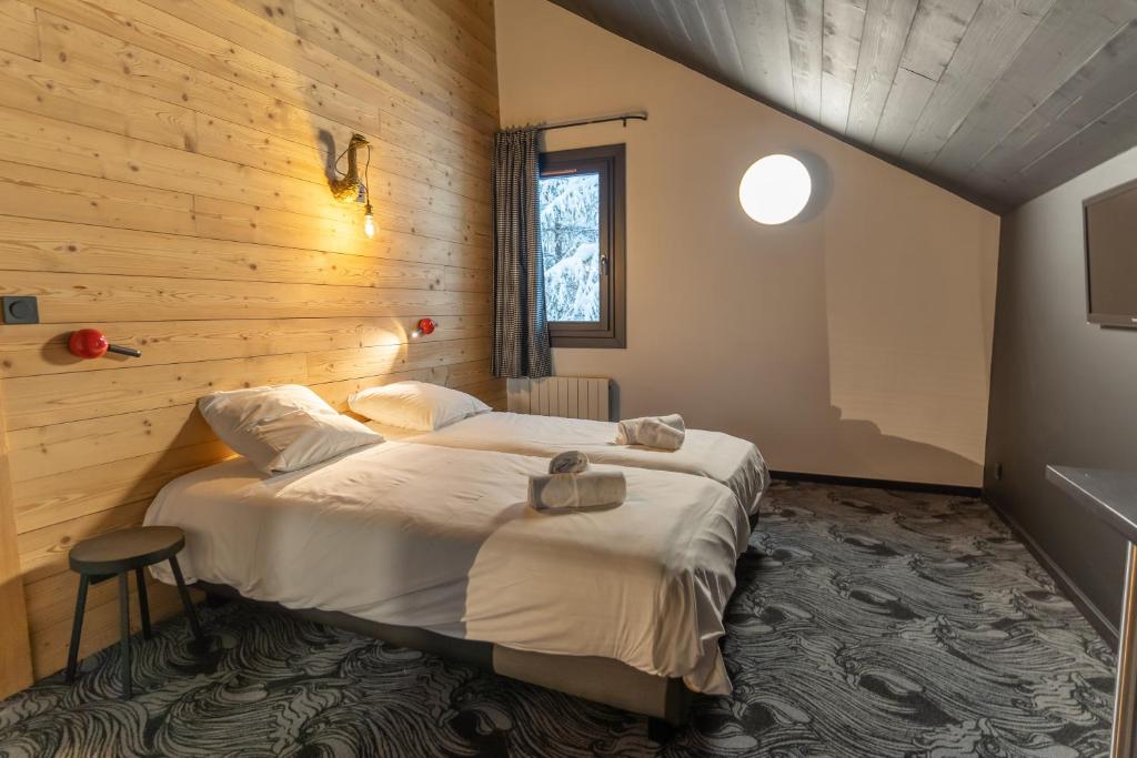 圣沙夫雷Cristal Lodge by Daddy Pool- TERRESENS的卧室配有一张木墙内的大床