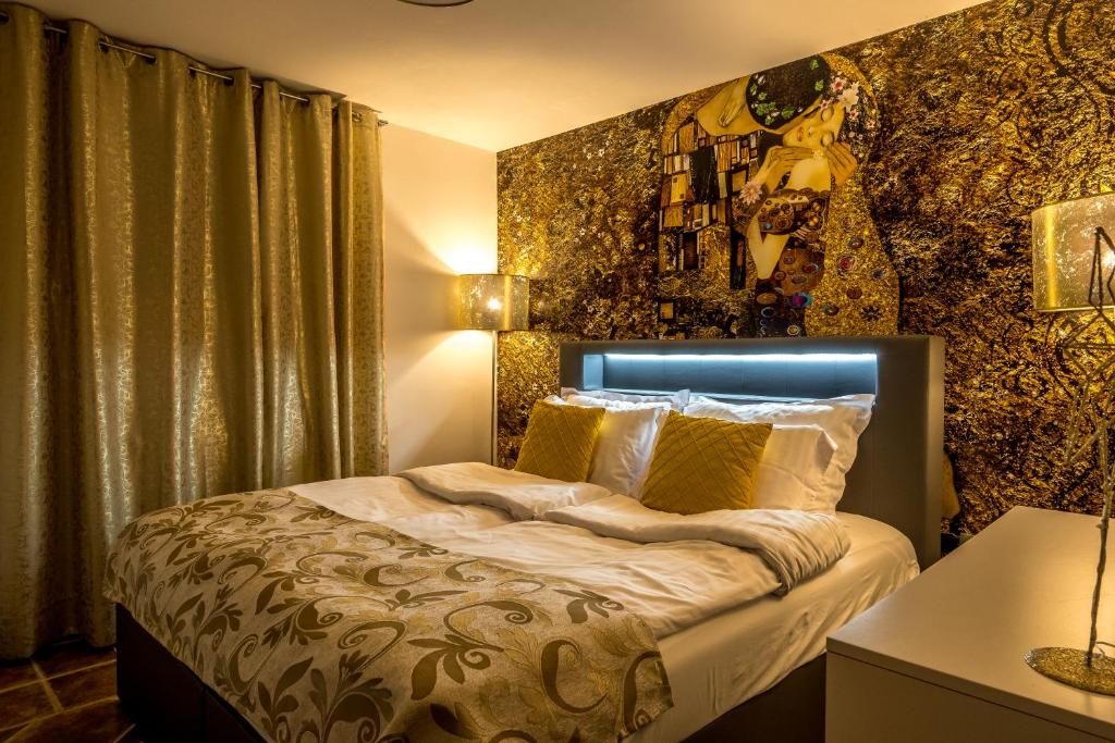 斯洛文尼亚格拉代茨Relax & Beautiful View的一间卧室配有一张带绿帘的大床