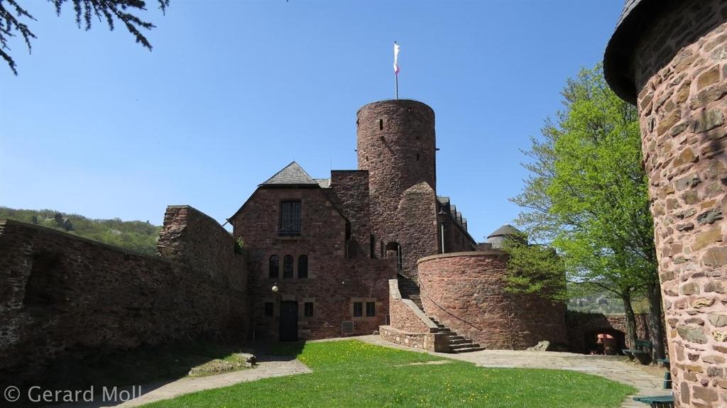 海姆巴赫Burg Zimmer auf ca. 70 m²的一座老砖砌的建筑,顶部有塔楼
