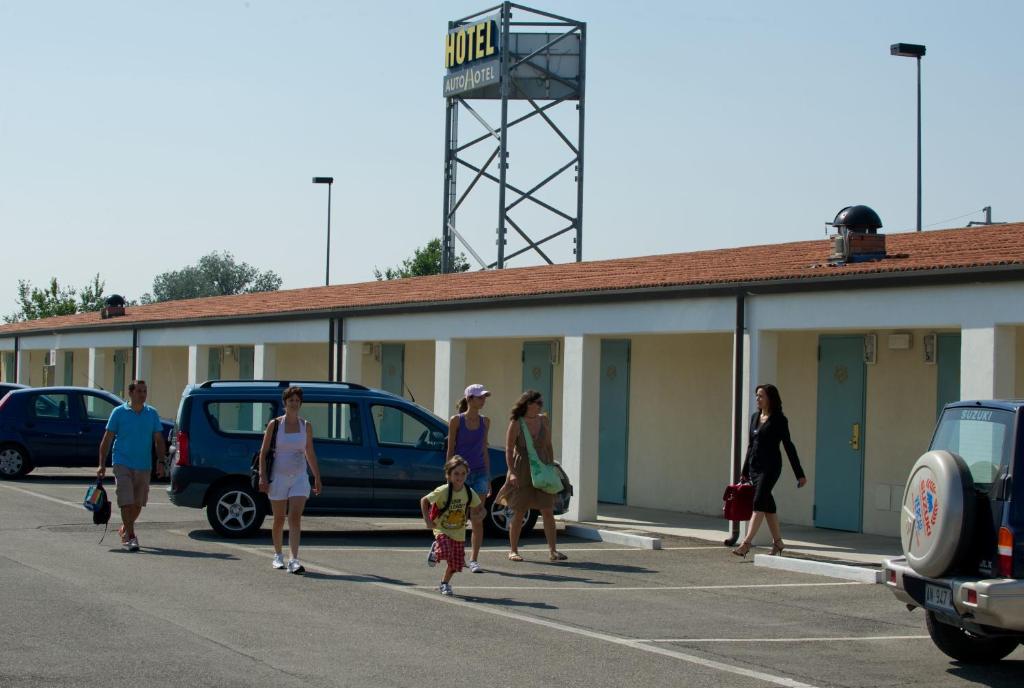 拉文纳Autohotel Ravenna的一群人在一个停车场里走