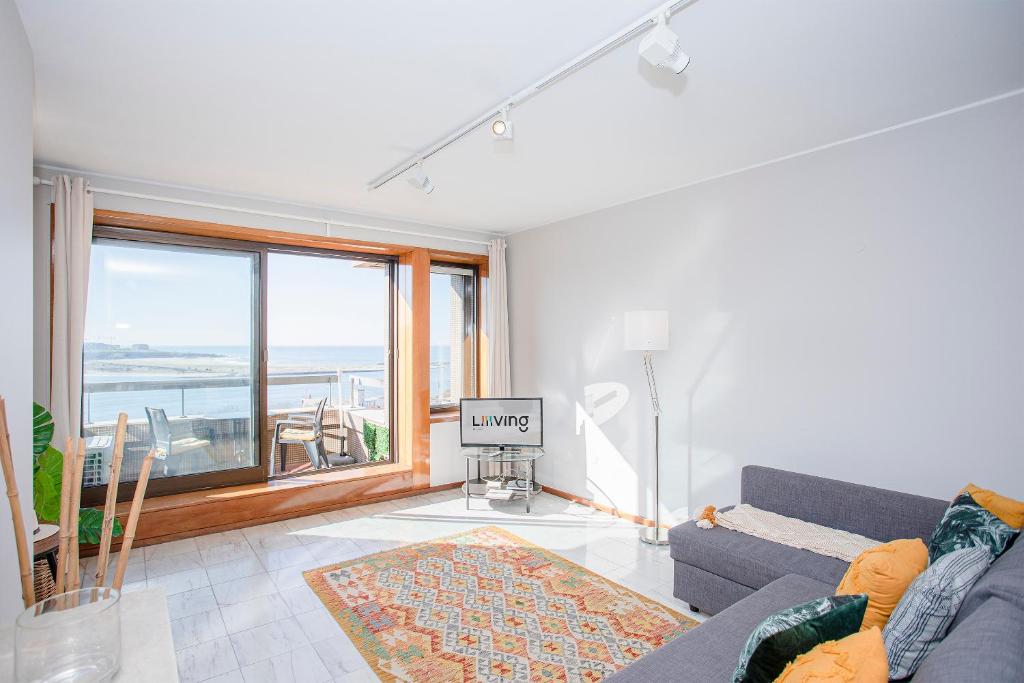 波尔图波尔图海河景生活公寓的带沙发和大窗户的客厅