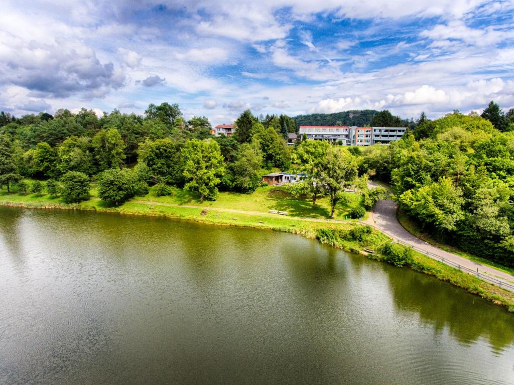 格罗尔斯泰因斯塔卢斯海景酒店的享有河流的空中景致,设有一座建筑