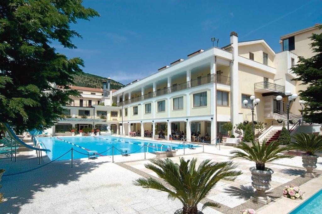 圣乔瓦尼·罗通多帕可德莱罗希酒店的一座大型建筑,前面设有一个游泳池