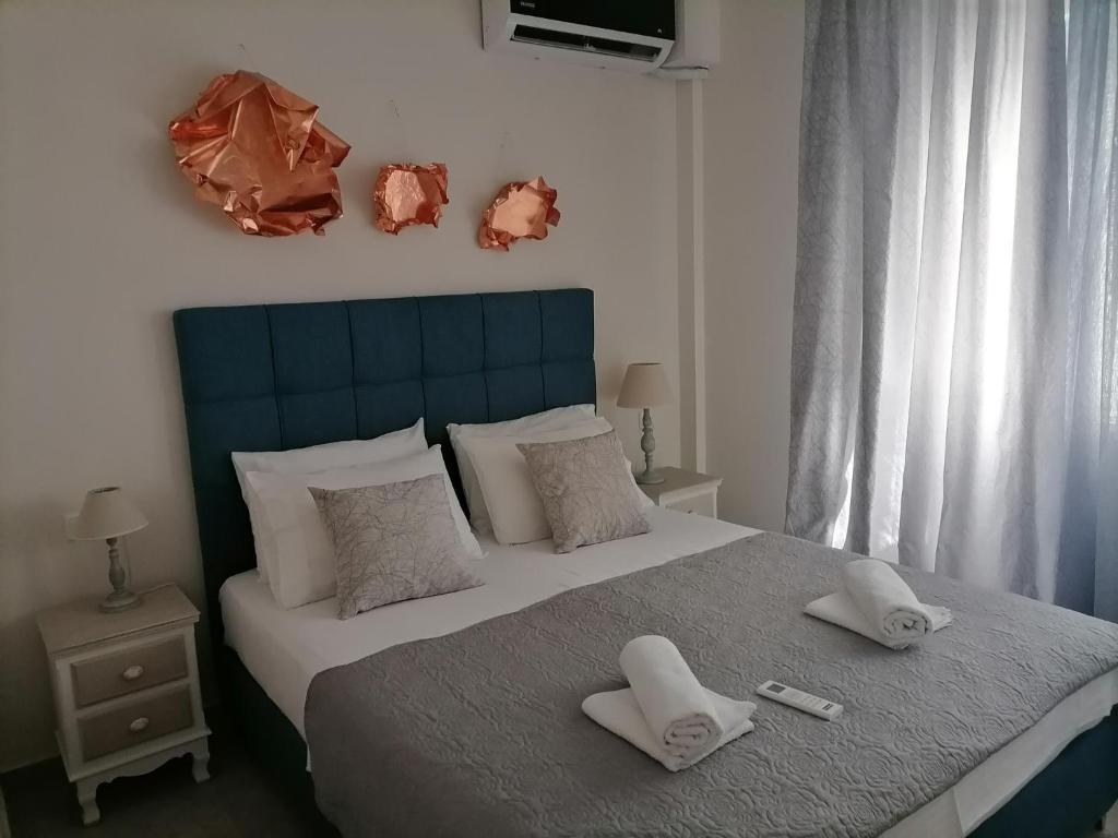 尼亚普拉莫斯Petrani Suite 1的一间卧室配有一张床,上面有两条毛巾