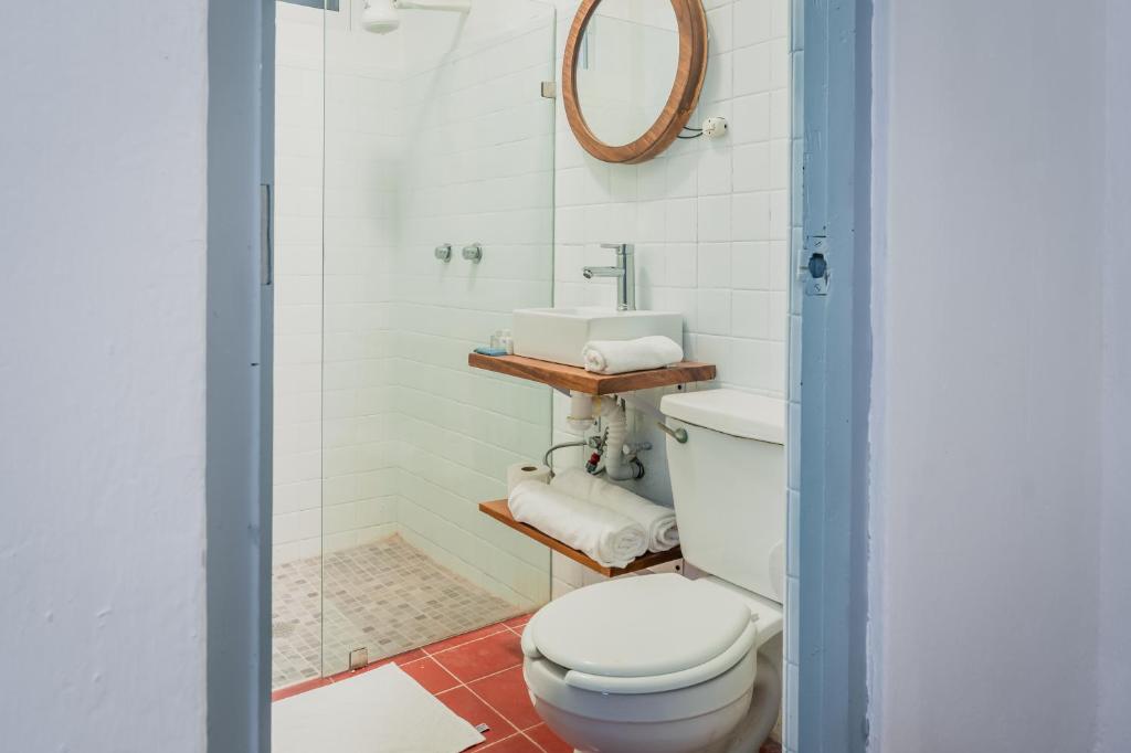 马萨特兰Creta Hotel & Suites的一间带卫生间和淋浴的浴室