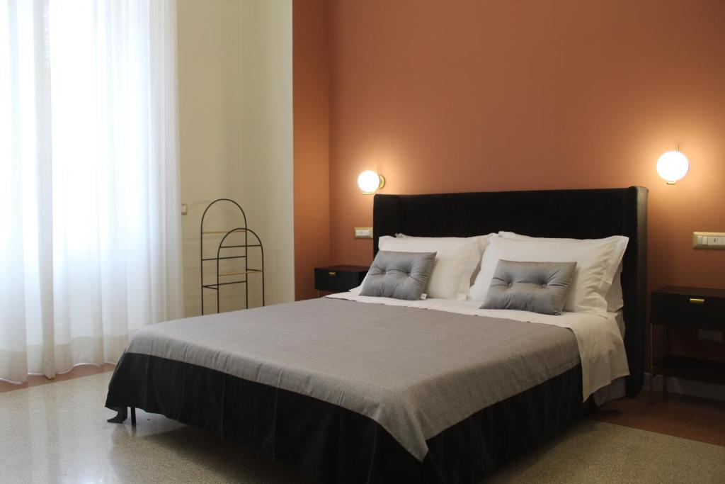 墨西拿Sant'Agostino - Luxury Rooms的一间卧室配有一张大床和两个枕头