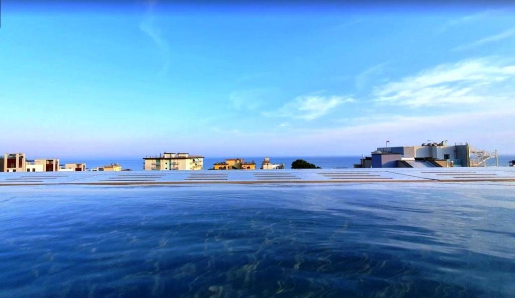 利多迪耶索罗日出宫殿公寓式酒店的享有游泳池的景色,游泳池的建筑背景