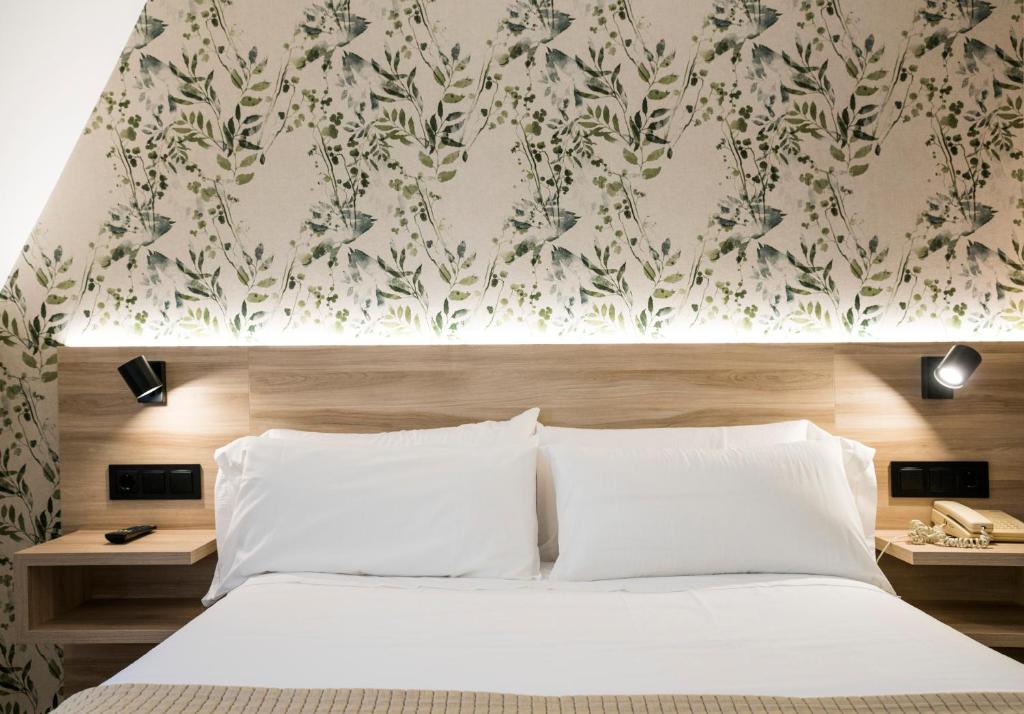 波多诺伏金字塔酒店的卧室配有白色床和花卉壁纸