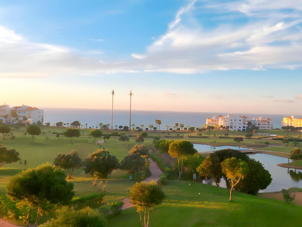 艾西拉Rosewood, un appartement de rêve à Asilah Marina Golf的享有公园的河流和树木美景