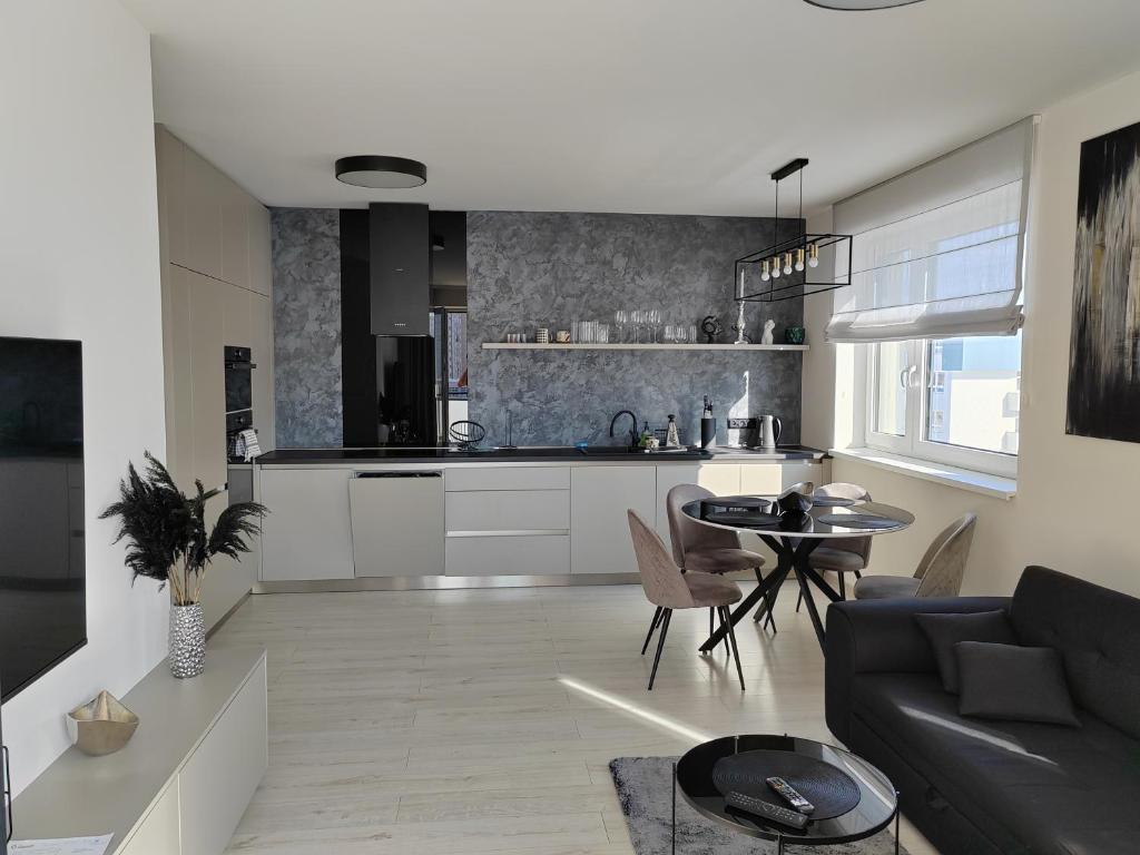波普拉德MBV28 Apartments的厨房以及带沙发和桌子的客厅。