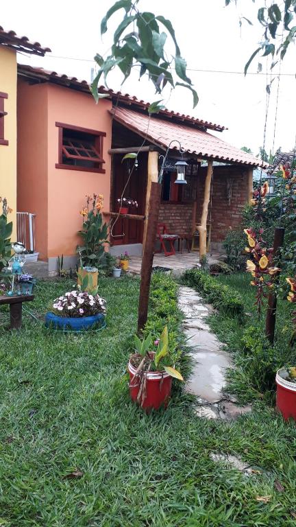SêrroCasa dos Sonhos Hospedaria的庭院里种有植物的花园的房子