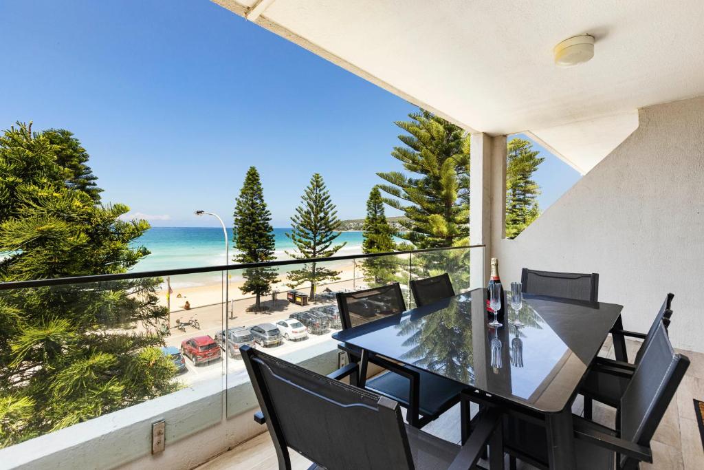 悉尼Luxury Manly Beachfront Apartment的海景用餐室
