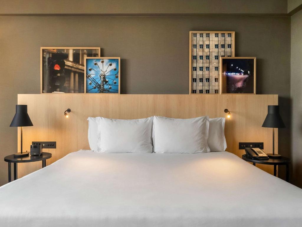 瓜鲁柳斯圣保罗瓜鲁柳斯机场铂尔曼酒店的卧室配有带白色枕头的大床