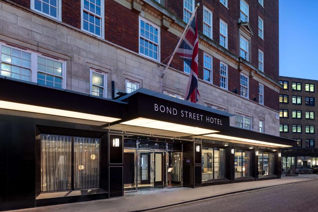 伦敦Radisson Blu Hotel, London Bond Street的带有标记的建筑,上面写着连接街道的酒店