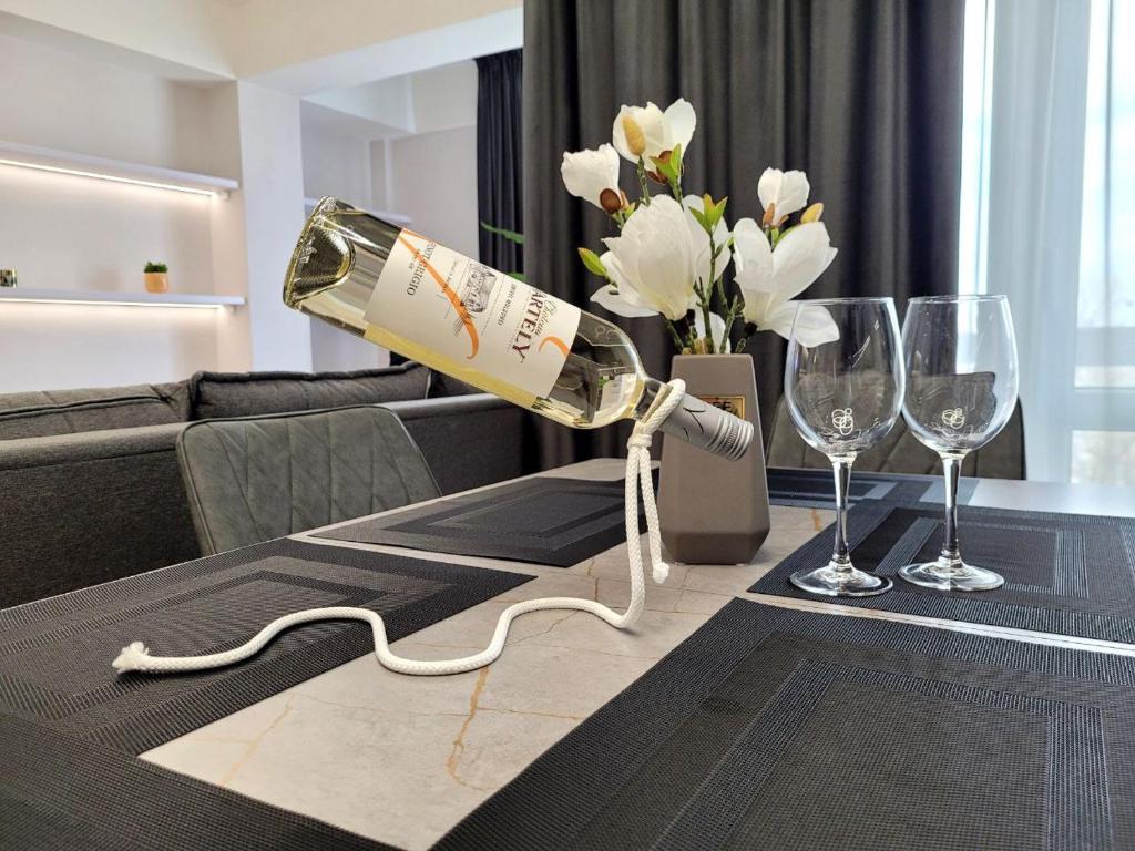 基希讷乌Dendrarium Park Apartment Deluxe的一瓶葡萄酒倒在桌子上
