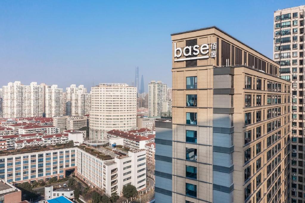 上海basePLUS佰舍服务式公寓(上海滨江店)的一座高大的建筑,上面有玫瑰标志
