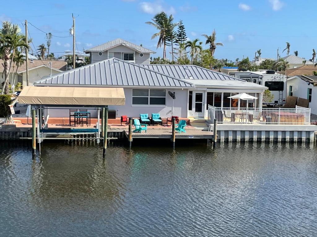 马特里查Hot tub and Dock Gilligan's on the Island的水面上码头上的房屋